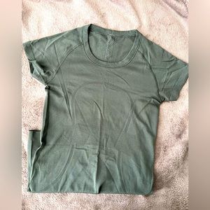 Lulu Lemon Swiftly Tech Short Sleeve. Size 4.